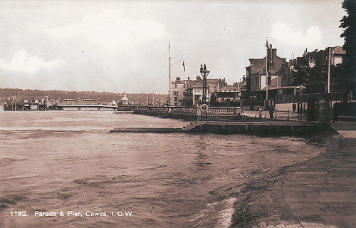 Cowes pier and parade